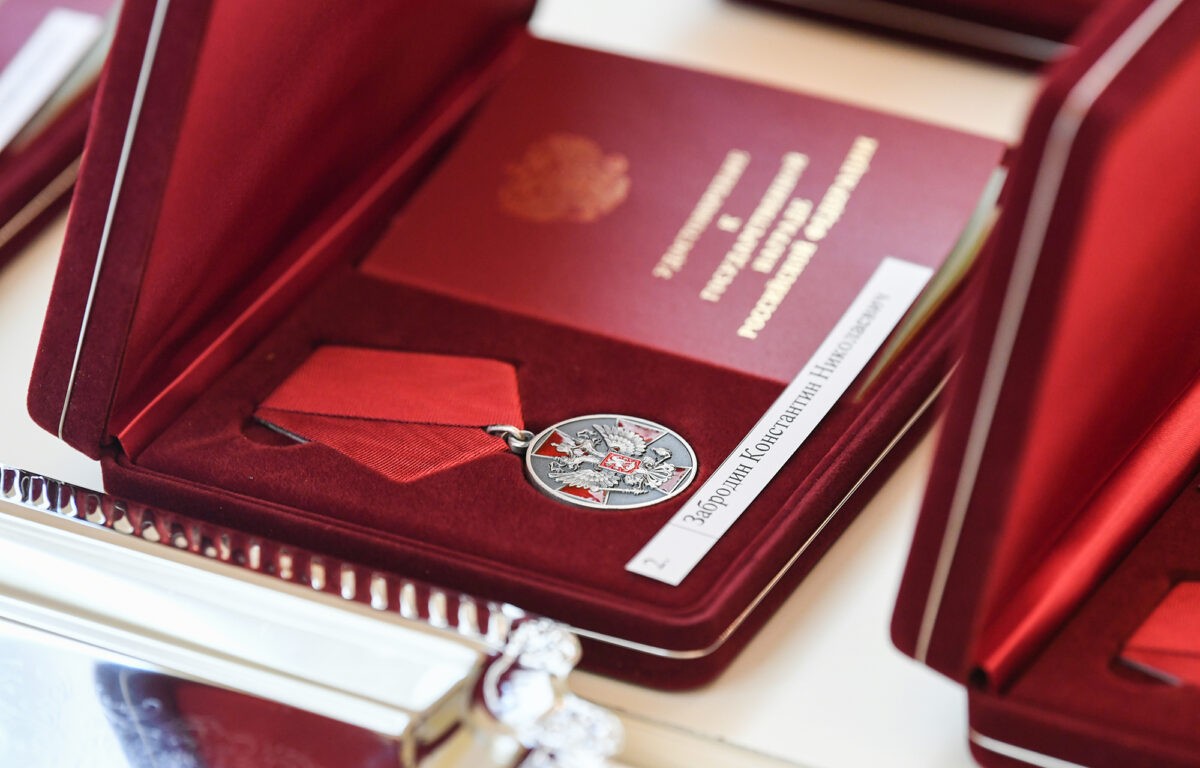 Губернатор Игорь Руденя в День государственного флага РФ вручил награды жителям Верхневолжья