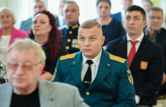 Губернатор Игорь Руденя в День государственного флага РФ вручил награды жителям Верхневолжья Губернатор Игорь Руденя в День государственного флага РФ вручил награды жителям Верхневолжья