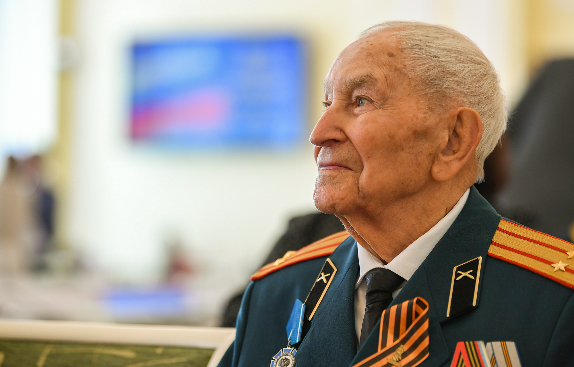 Губернатор Игорь Руденя в День государственного флага РФ вручил награды жителям Верхневолжья