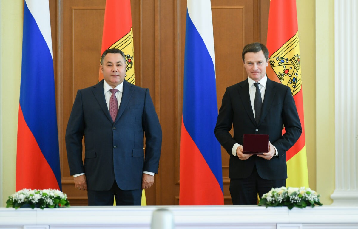 Губернатор Игорь Руденя в День государственного флага РФ вручил награды жителям Верхневолжья