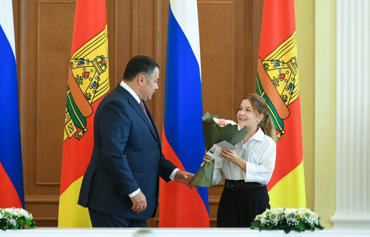 Губернатор Игорь Руденя в День государственного флага РФ вручил награды жителям Верхневолжья