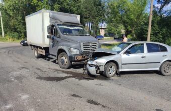 В Тверской области фургон, выехавший на "встречку", столкнулся с легковушкой