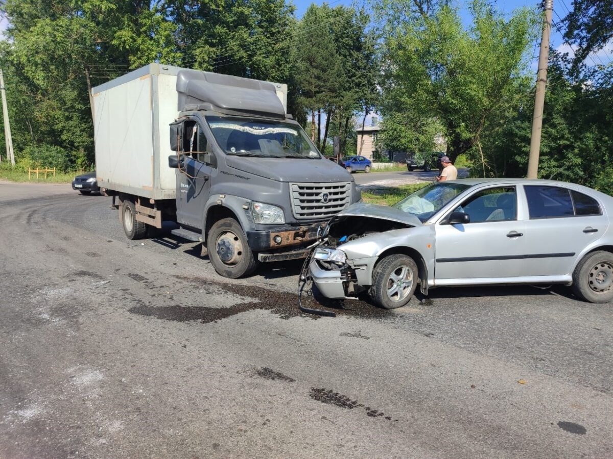 В Тверской области фургон, выехавший на "встречку", столкнулся с легковушкой