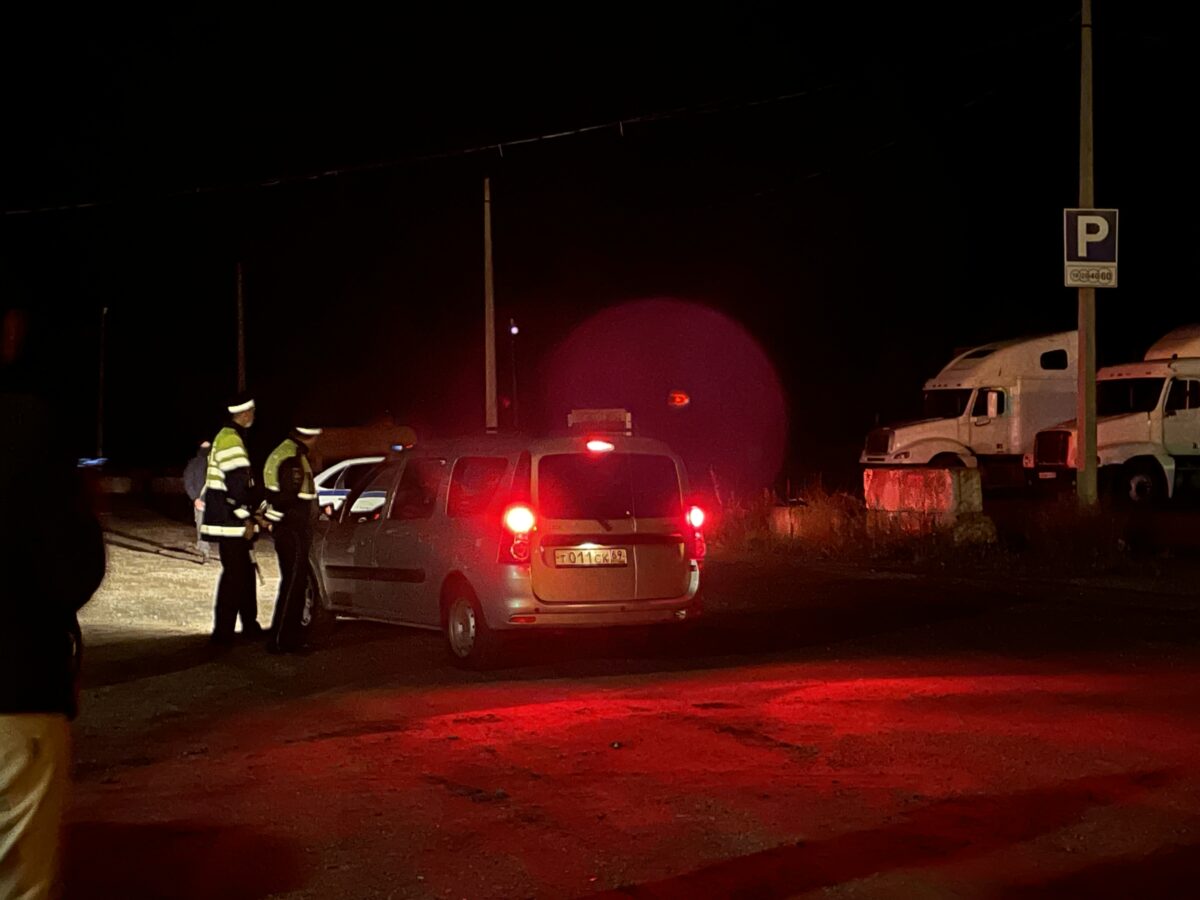 С места событий: территорию вокруг места крушения самолета оцепили силовики