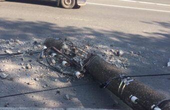 Упавший столб перекрыл полосу движения в Твери Упавший столб перекрыл полосу движения в Твери