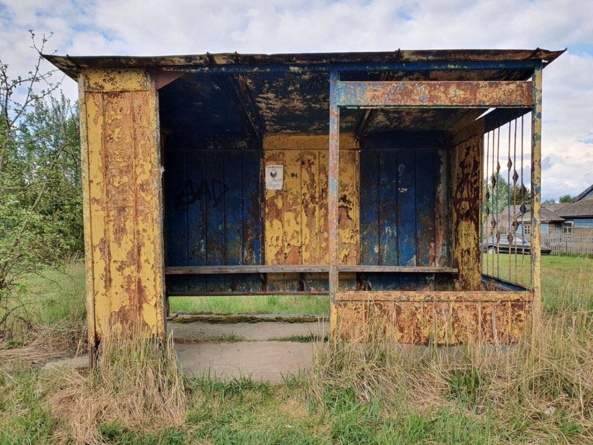 Жители Тверской области «вышили» автобусную остановку русскими узорами