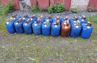 В Тверской области транспортные полицейские заметили летящие с локомотива канистры с горючим В Тверской области транспортные полицейские заметили летящие с локомотива канистры с горючим