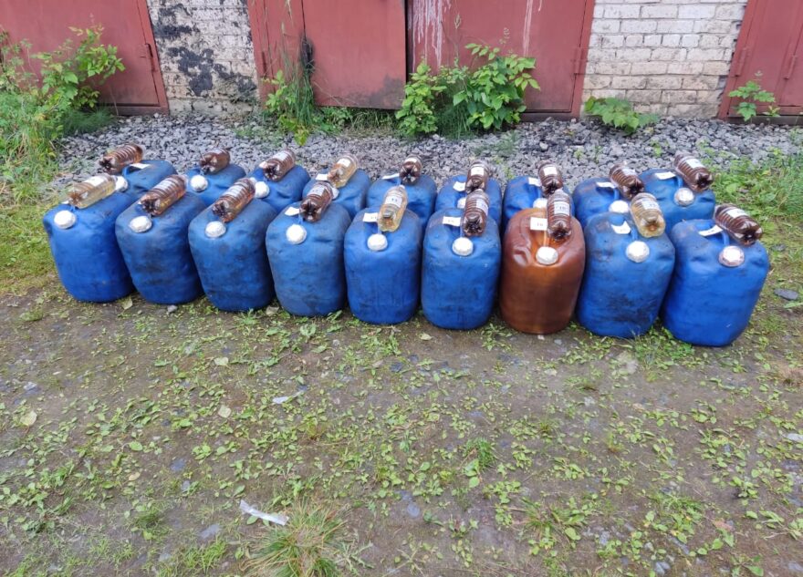 В Тверской области транспортные полицейские заметили летящие с локомотива канистры с горючим