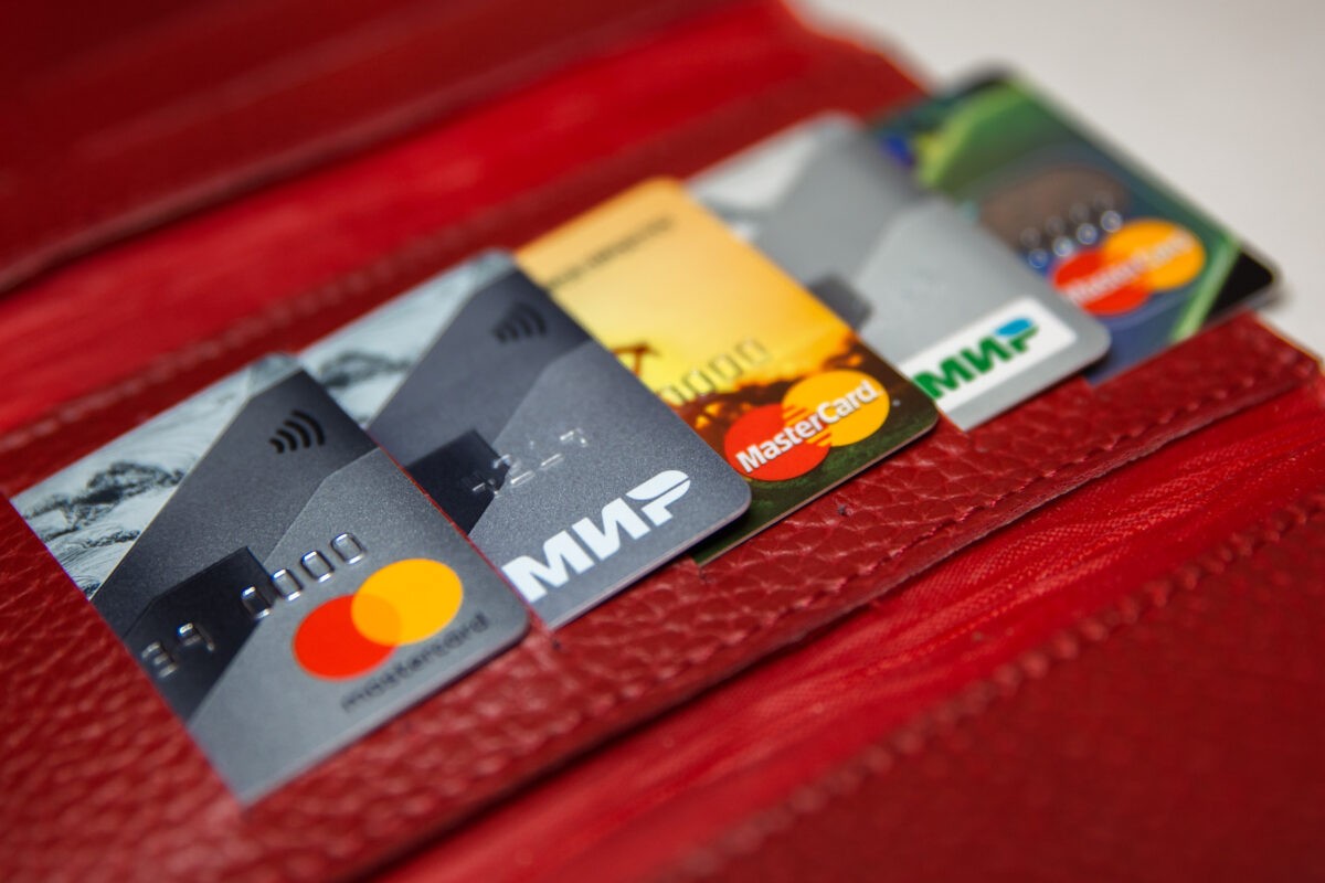 Под Тверью мужчина с судимостью оплатил многочисленные покупки чужой картой