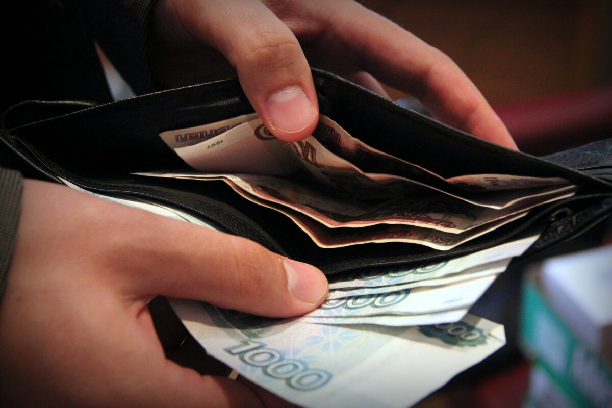 Водителя-экспедитора из другого региона накажут за похищение кошелька под Тверью