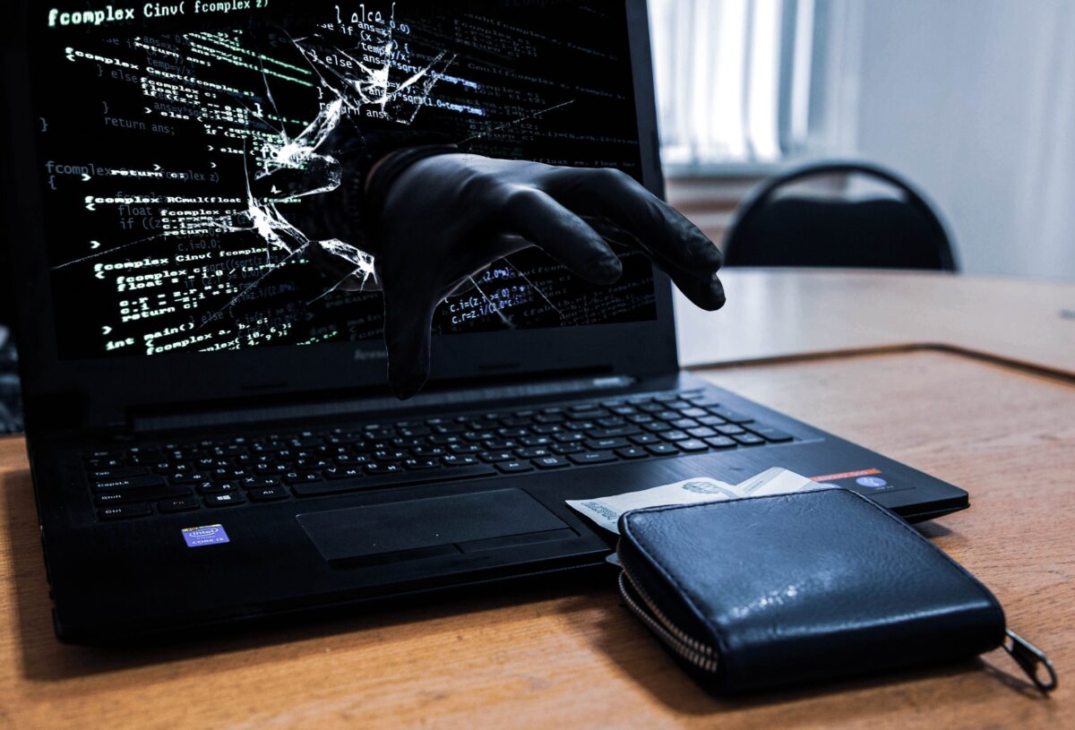 Мошенники взломали подругу жителя Твери и отобрали у него деньги