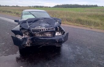 В Твери Volkswagen врезался в бетонные блоки, есть пострадавший