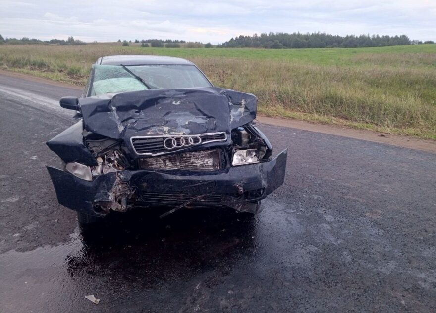 В Твери Volkswagen врезался в бетонные блоки, есть пострадавший