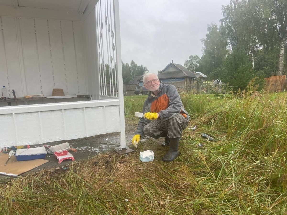 Жители Тверской области «вышили» автобусную остановку русскими узорами