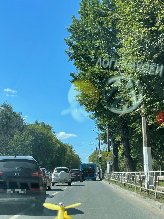 На шоссе в Твери собралась пробка из-за ДТП с тремя машинами