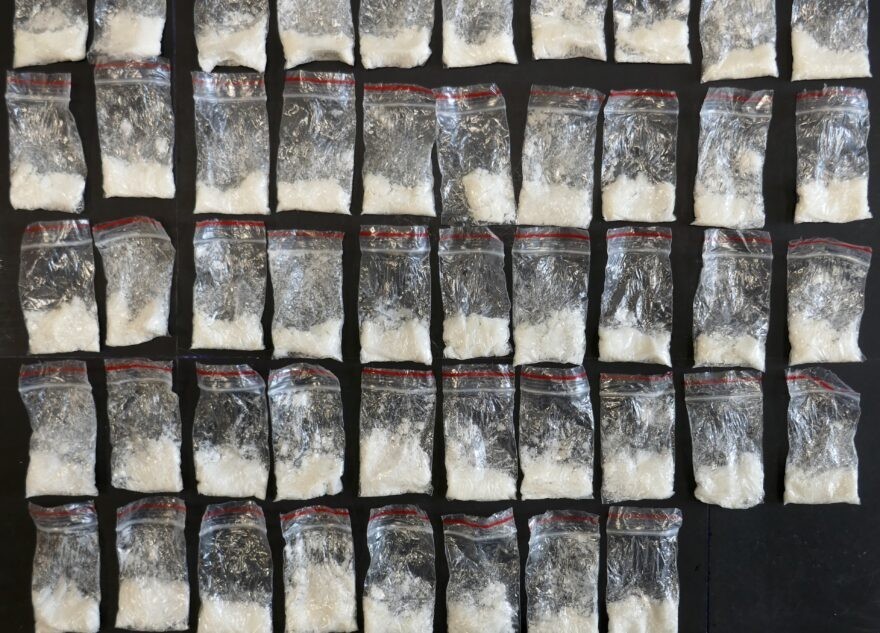 Транспортные полицейские отобрали у жителя Тверской области почти 100 свёртков с мефедроном