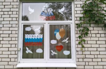 В Вышнев Волочке к Дню российского флага украсили окна