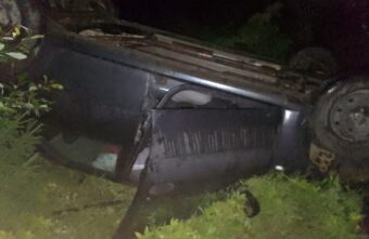 В Тверской области пострадали водитель и пассажир перевернувшегося "Логана"