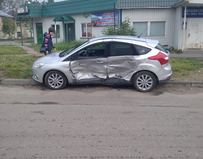 Спешащий водитель "Форда" пострадал в столкновении с "Фольксвагеном" в Тверской области