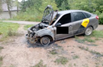 В городе Тверской области снова сгорел автомобиль-такси