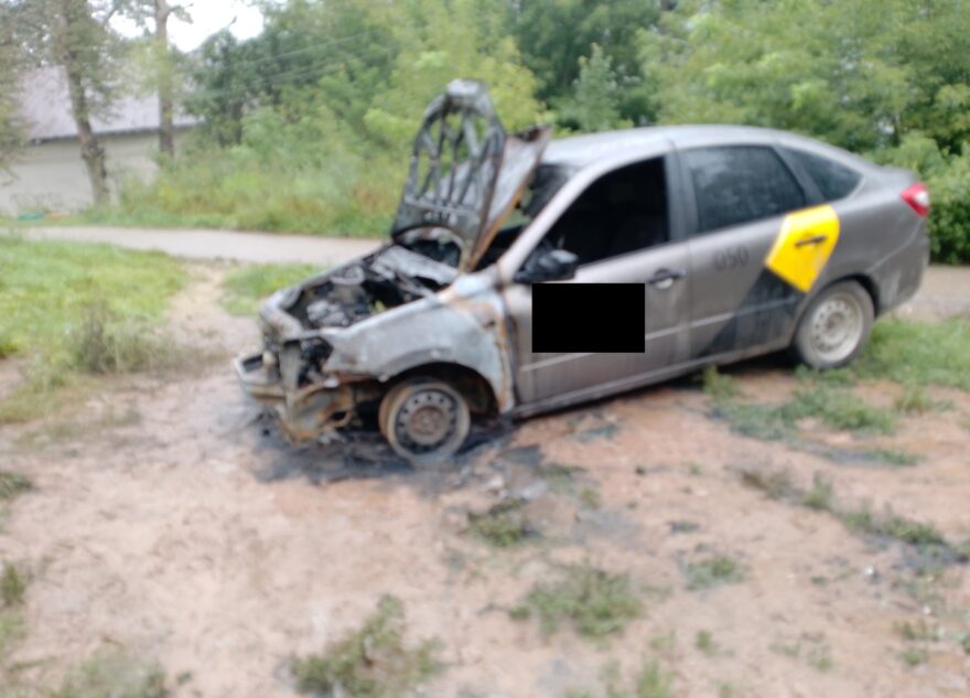 В городе Тверской области снова сгорел автомобиль-такси