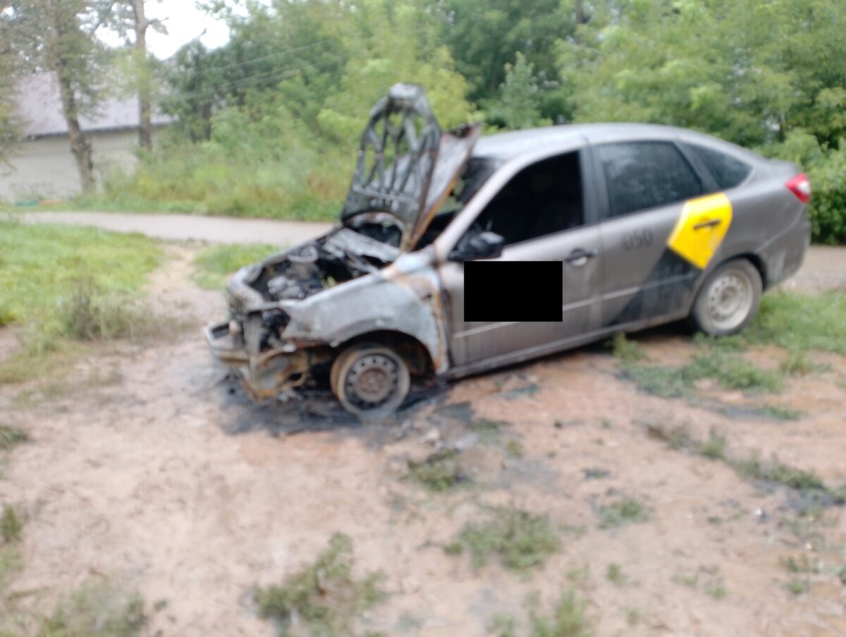 В городе Тверской области снова сгорел автомобиль-такси | ТОП Тверь новости