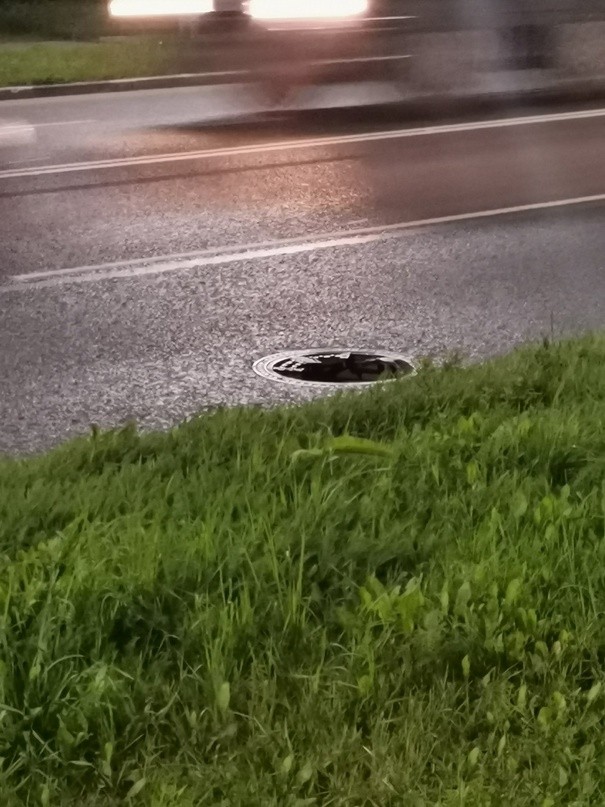 Тверитян предупреждают о сломанном люке в Заволжском районе