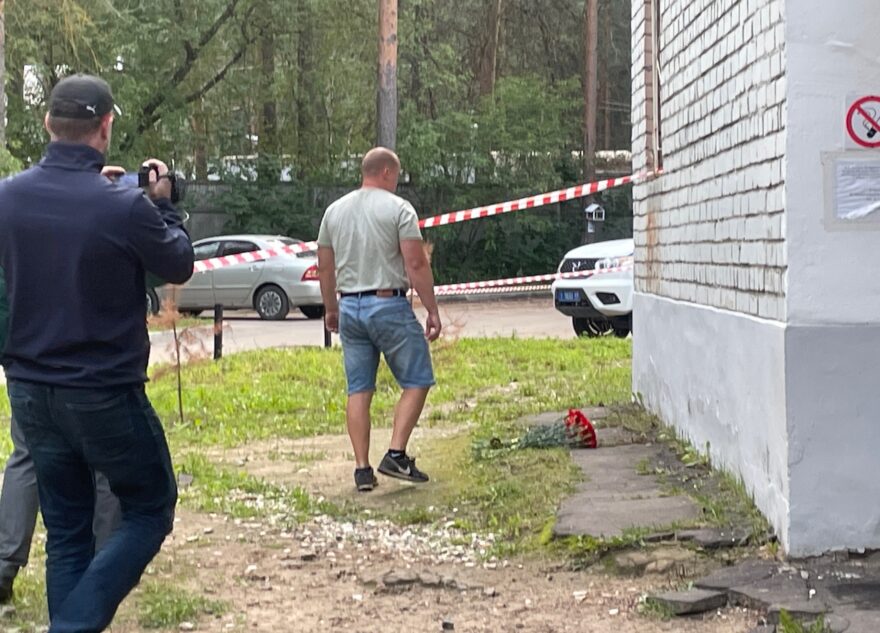 Неизвестные принесли цветы к моргу Бюро судебно-медицинской экспертизы в Твери Неизвестные принесли цветы к моргу Бюро судебно-медицинской экспертизы в Твери