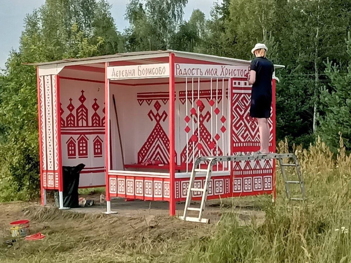 Жители Тверской области «вышили» автобусную остановку русскими узорами