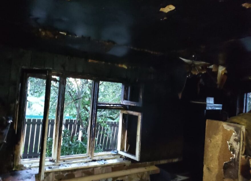 Следователи выясняют обстоятельства гибели мужчины и женщины при пожаре в Тверской области