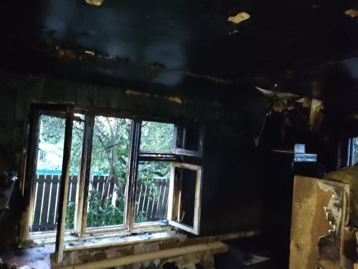 Следователи выясняют обстоятельства гибели мужчины и женщины при пожаре в Тверской области