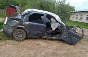 В Тверской области "Логан" врезался в ограждение и опрокинулся В Тверской области "Логан" врезался в ограждение и опрокинулся
