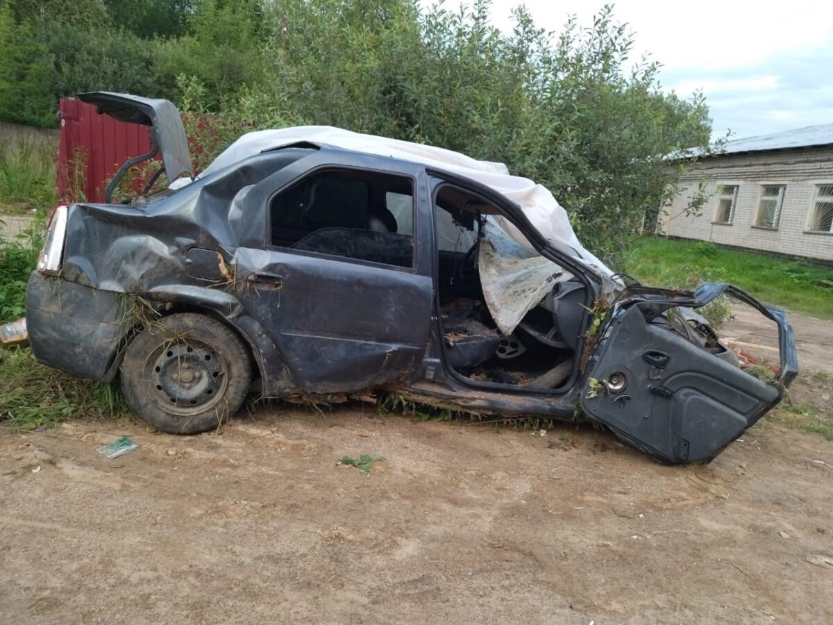 В Тверской области "Логан" врезался в ограждение и опрокинулся В Тверской области "Логан" врезался в ограждение и опрокинулся