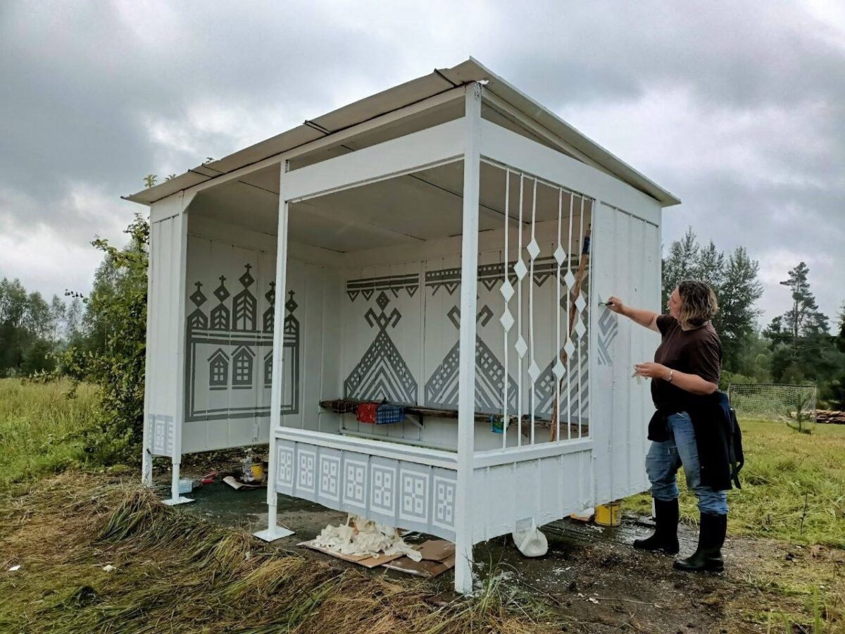 Жители Тверской области «вышили» автобусную остановку русскими узорами