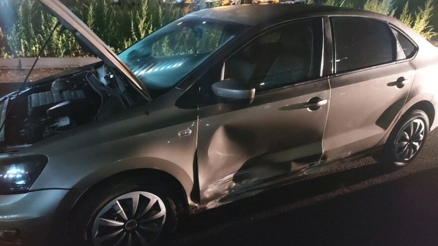 В Твери Volkswagen врезался в бетонные блоки, есть пострадавший В Твери Volkswagen врезался в бетонные блоки, есть пострадавший
