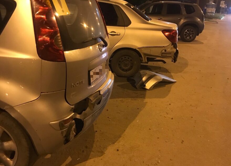 В Твери ищут водителя, разбившего две машины на парковке