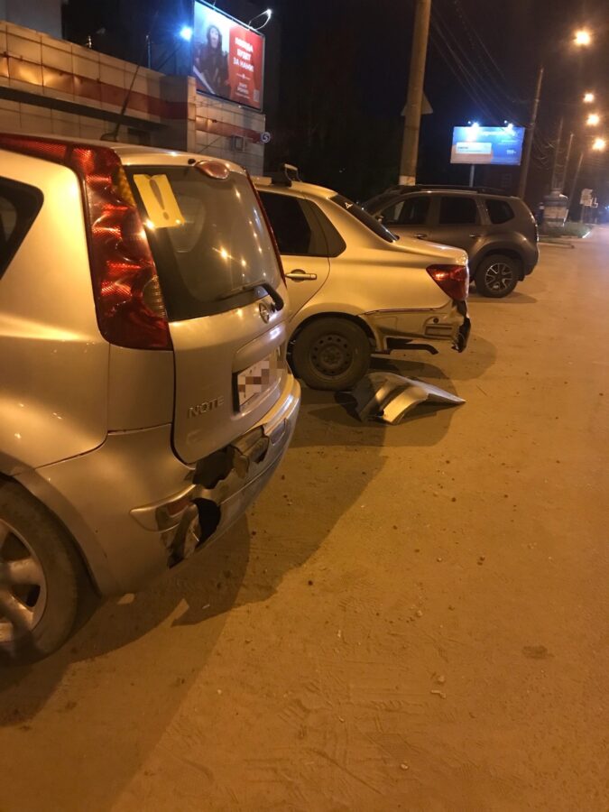 В Твери ищут водителя, разбившего две машины на парковке