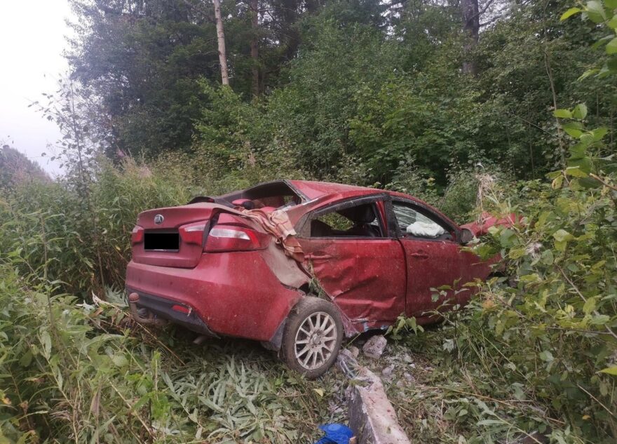 В Тверской области Mercedes выехал на "встречку" и столкнулся с большегрузом В Тверской области Mercedes выехал на "встречку" и столкнулся с большегрузом