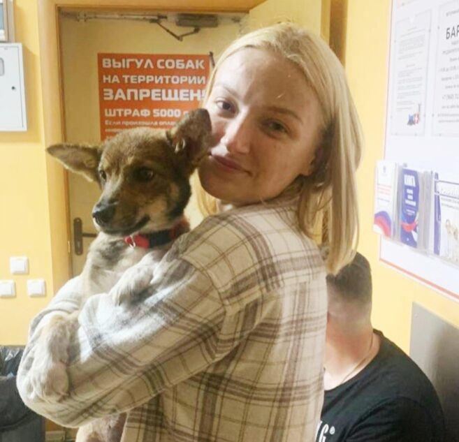 Щенка, угодившего в лужу гудрона, забрали в новый дом