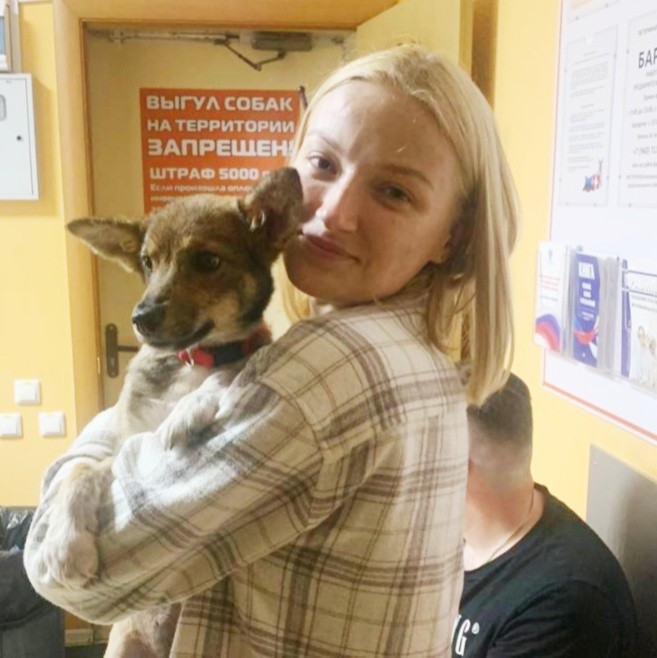 Щенка, угодившего в лужу гудрона, забрали в новый дом