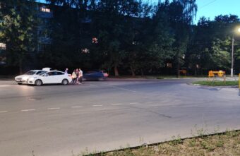 В Твери на развороте возле перегороженной дороги столкнулись две легковушки