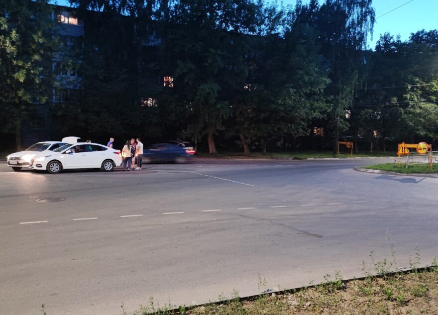В Твери на развороте возле перегороженной дороги столкнулись две легковушки В Твери на развороте возле перегороженной дороги столкнулись две легковушки