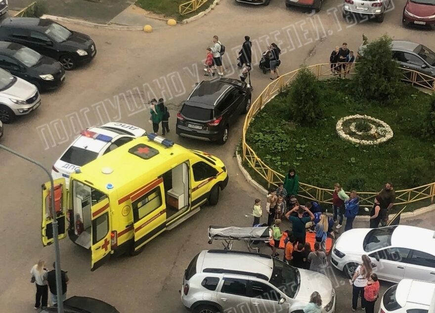 В Твери легковушка сбила ребенка во дворе дома