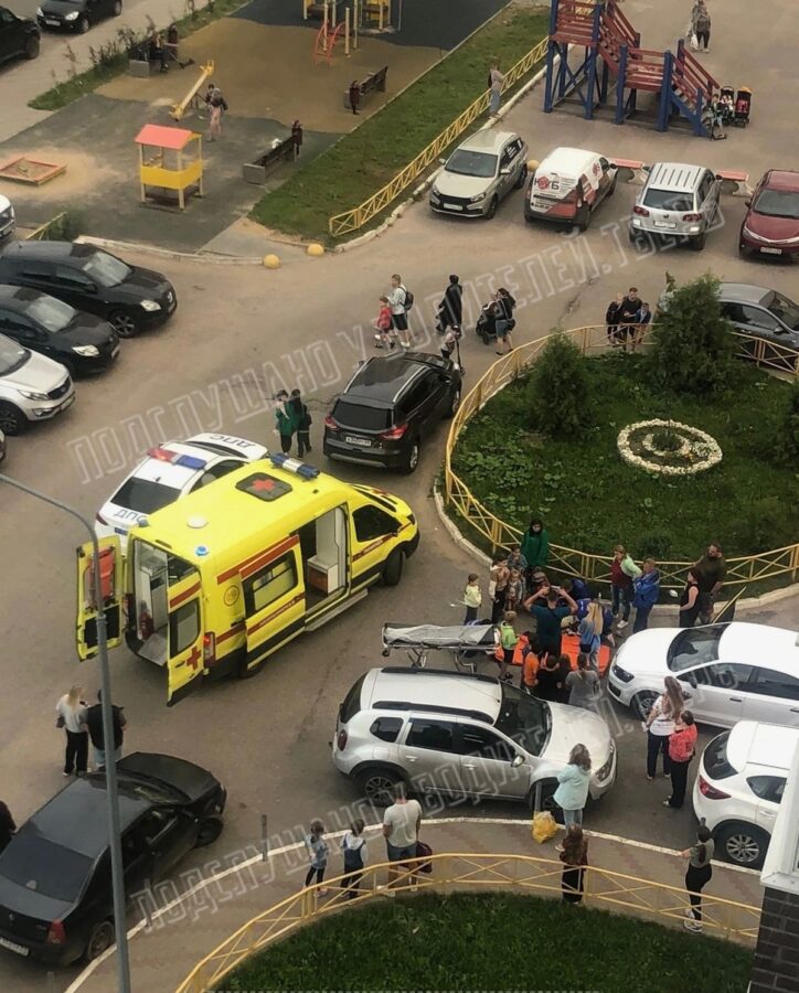 В Твери легковушка сбила ребенка во дворе дома