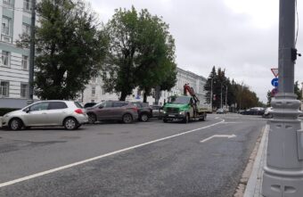 В Твери эвакуируют автомобили, занимающие места автобусов В Твери эвакуируют автомобили, занимающие места автобусов