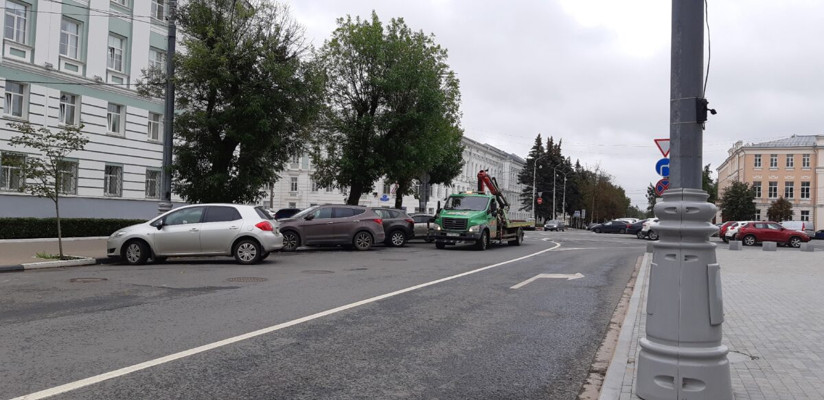 В Твери эвакуируют автомобили, занимающие места автобусов В Твери эвакуируют автомобили, занимающие места автобусов