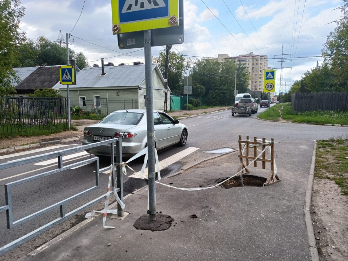 Возле школы в Твери провалился асфальт