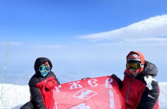 Ржевитянин покорил в грозу Эльбрус и развернул над ним флаг с названием родного города Ржевитянин покорил в грозу Эльбрус и развернул над ним флаг с названием родного города