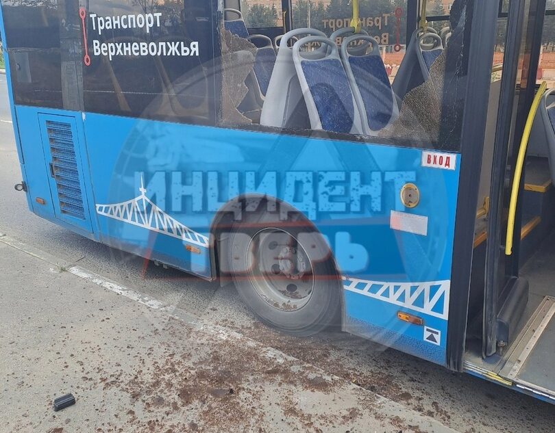 В Твери безбилетник удрал от контролёров через форточку