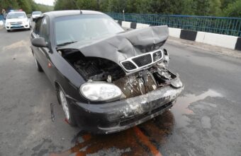 В Твери водитель легковушки врезался в машину инкассации